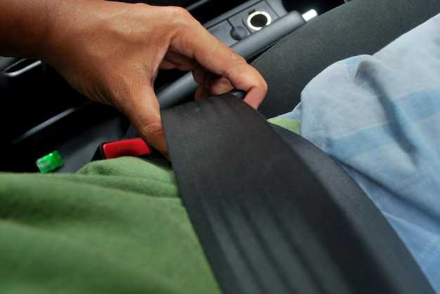 Осмотр конструкции: расположение фиксаторов и застежек